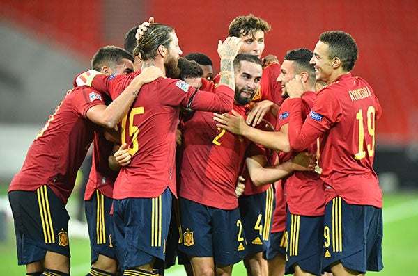 Jugadores de España festejan el gol del empate vs Alemania 