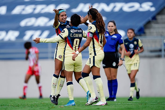 Jugadoras de América se felicitan tras un gol al Necaxa