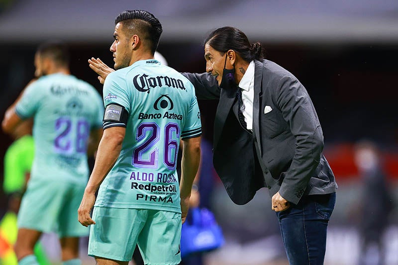 Palencia da indicaciones a Aldo Rocha en el Estadio Azteca 