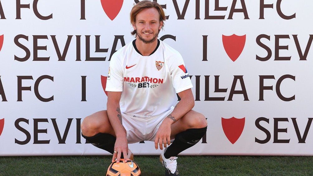 Ivan Rakitic posa con los colores del Sevilla en su presentación 