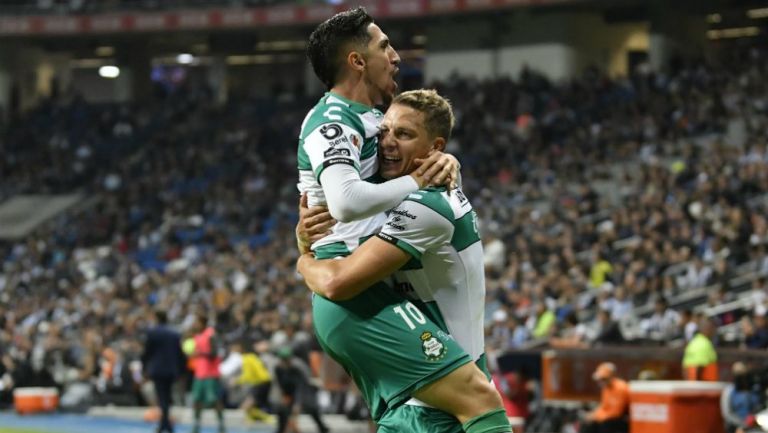 Jugadores de los Guerreros celebran un gol