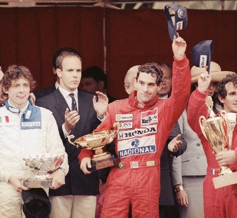 Senna celebrando una victoria 