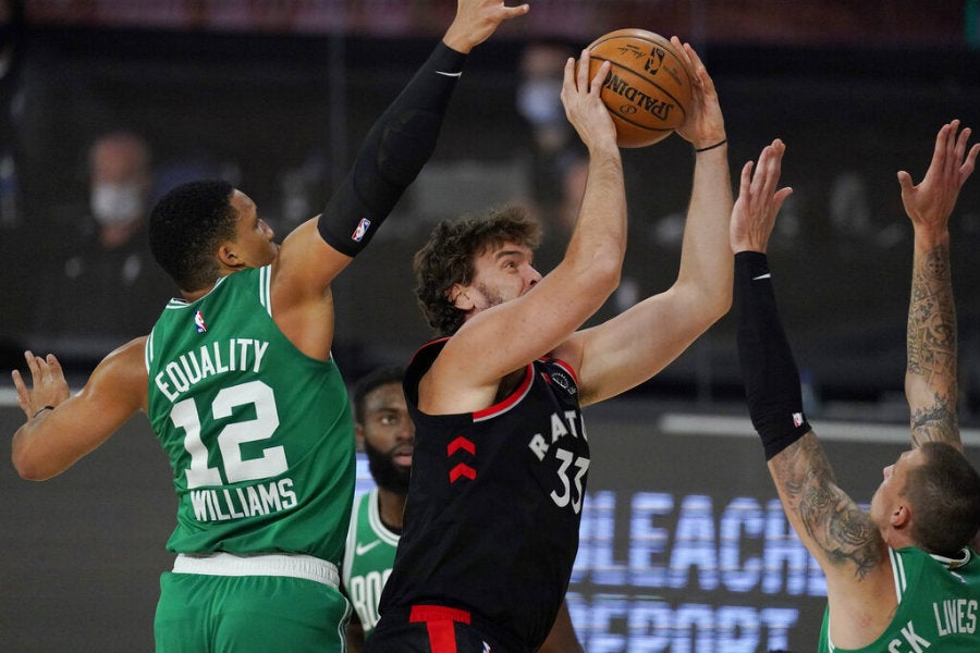 Marc Gasol dispara entre Grant Williams y Daniel Theis