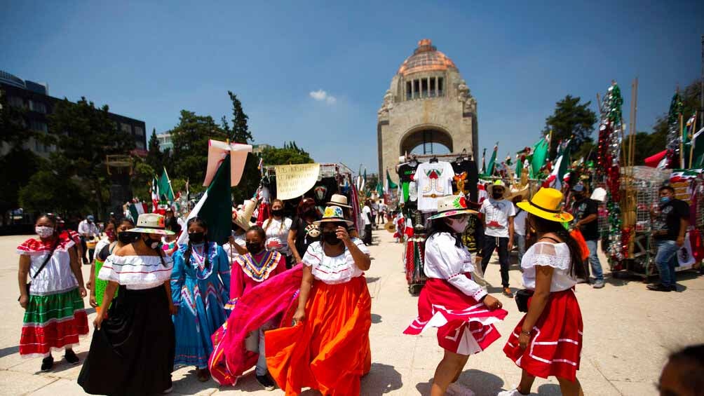 Vendedores realizan sus actividades en el Monumento a la Revolución