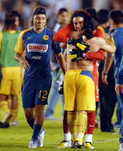 Salvador Cabañas y Guillermo Ochoa en festejo con América