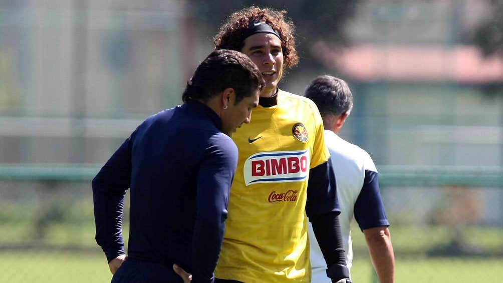 Salvador Cabañas y Guillermo Ochoa en entrenamiento con América