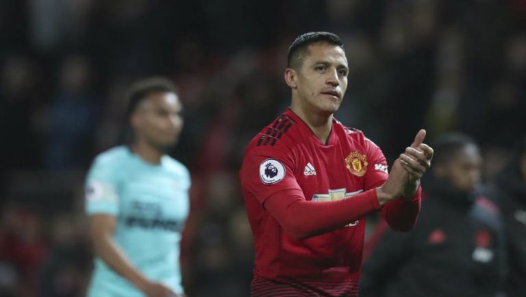 Alexis Sánchez aplaude a la afición del Manchester United