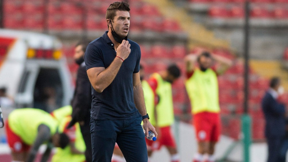 Alex Diego observa el juego de Gallos ante Toluca 