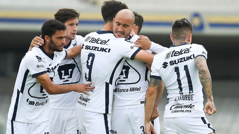 Jugadores de Pumas festejando un gol