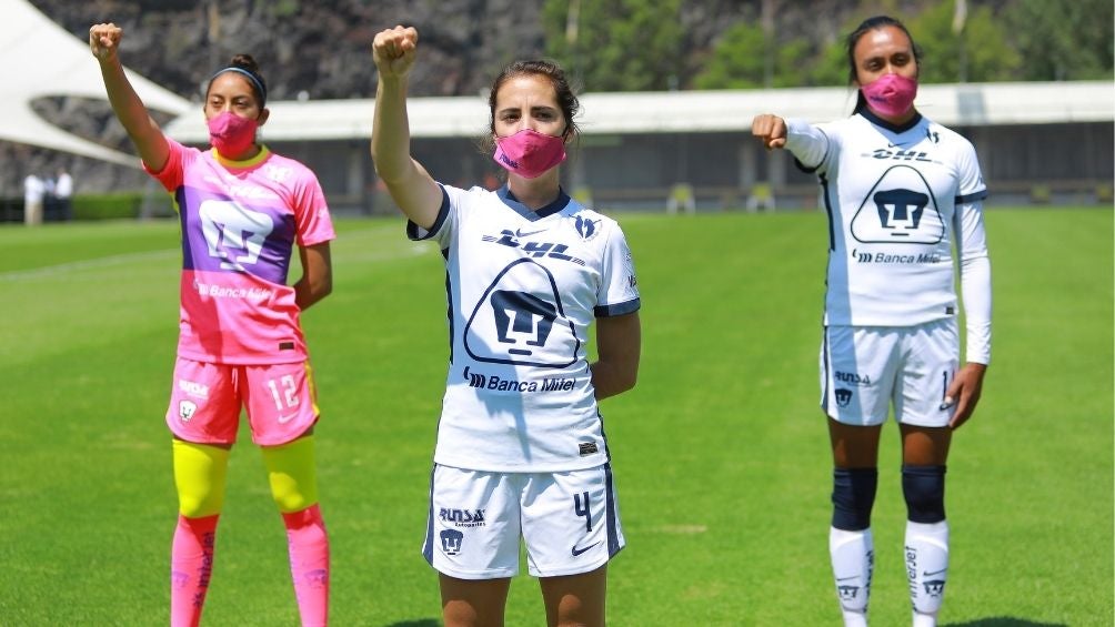 Jugadoras de Pumas previo a un partido 