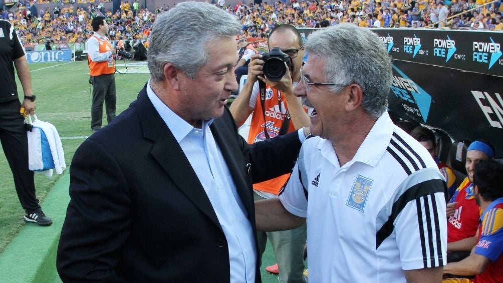 Vucetich y Ferretti se saludan previo a un encuentro