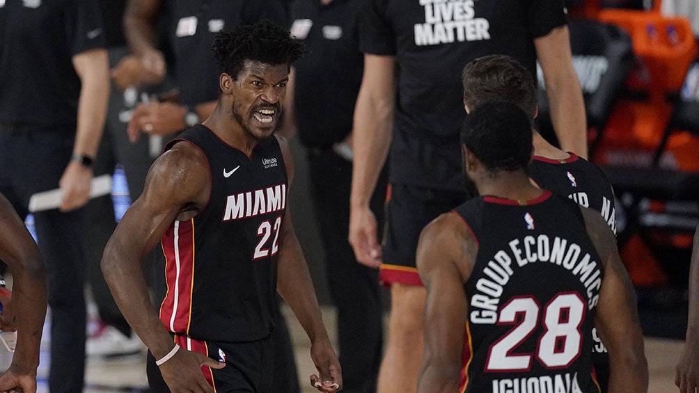 Jimmy Butler festeja con sus compañeros del Heat 