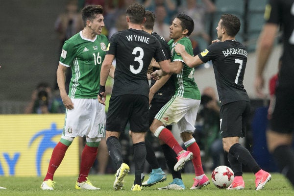 Raúl Jiménez en acción ante Nueva Zelanda