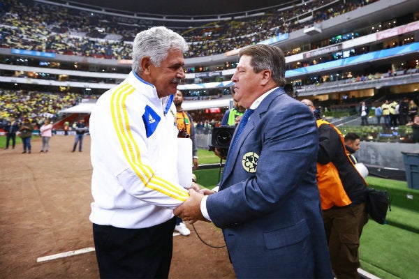  'Tuca' Ferretti y Miguel Herrera en saludo