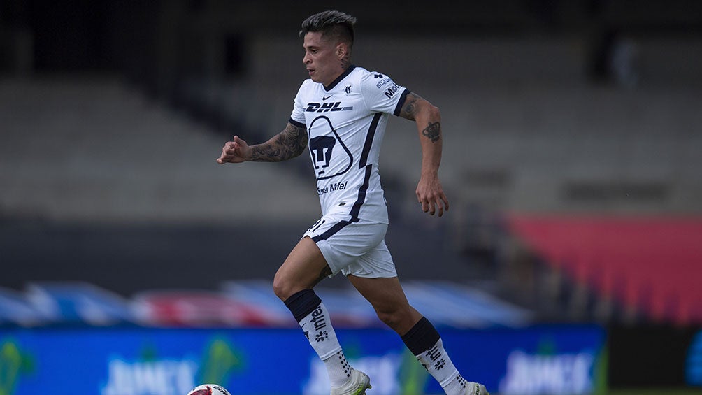 Juan Iturbe en un partido con los Pumas