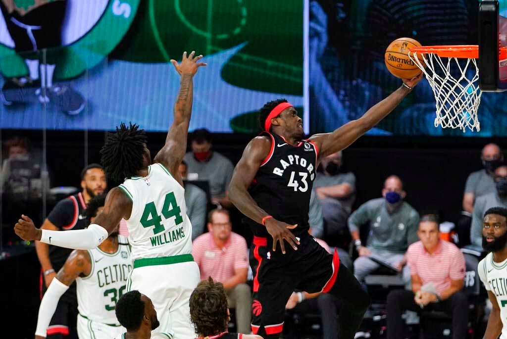 Pascal Siakam anota en juego sobre Boston