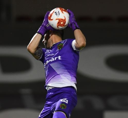 Mellado se queda con el balón tras una acción del rival