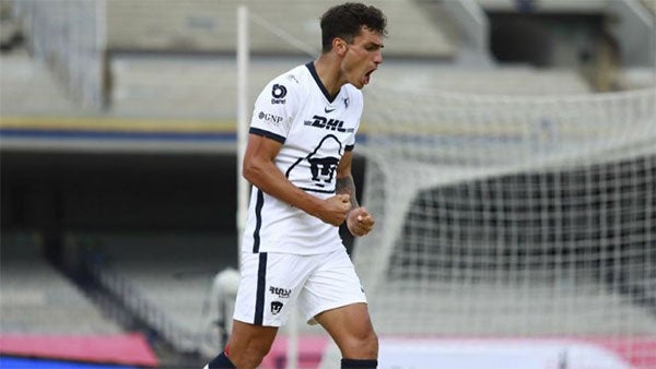 Juan Dinenno festeja uno de los goles de Pumas