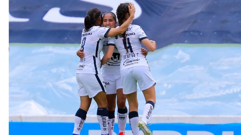 Jugadoras de Pumas festejan un gol 