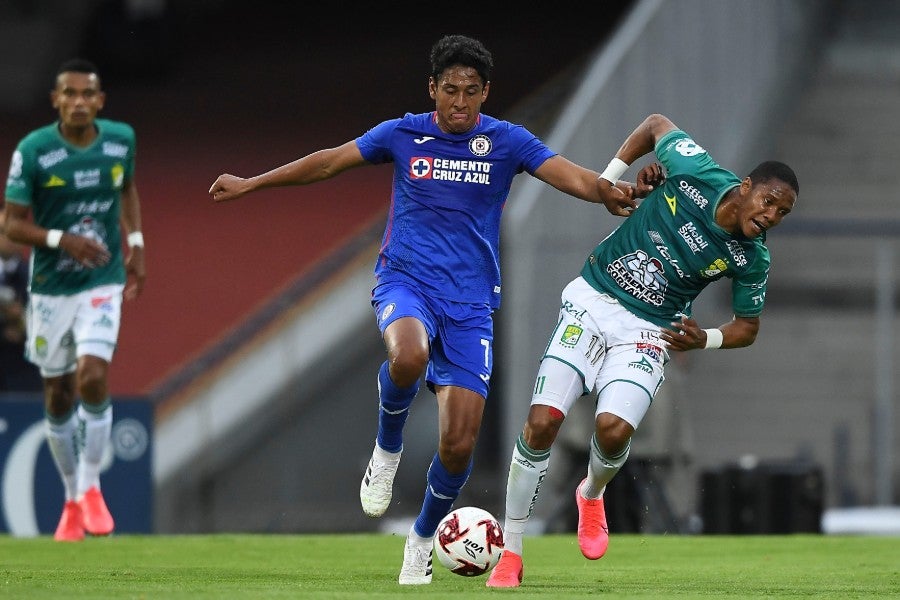 Luis Romo durante un partido con Cruz Azul