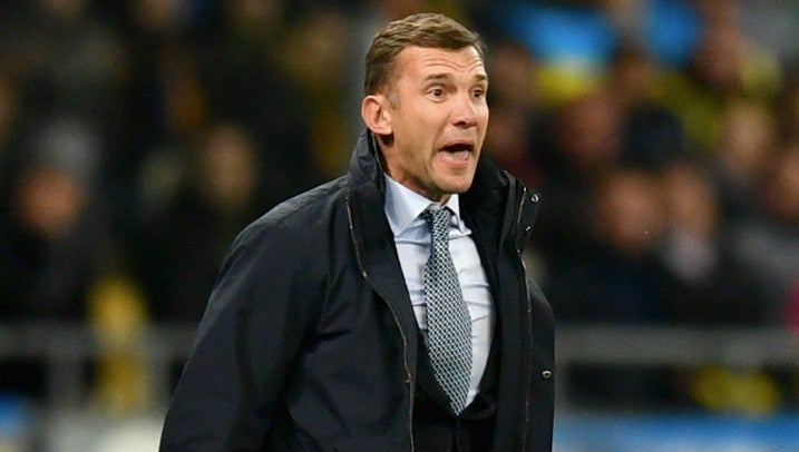 Shevchenko dando indicaciones en un juego 