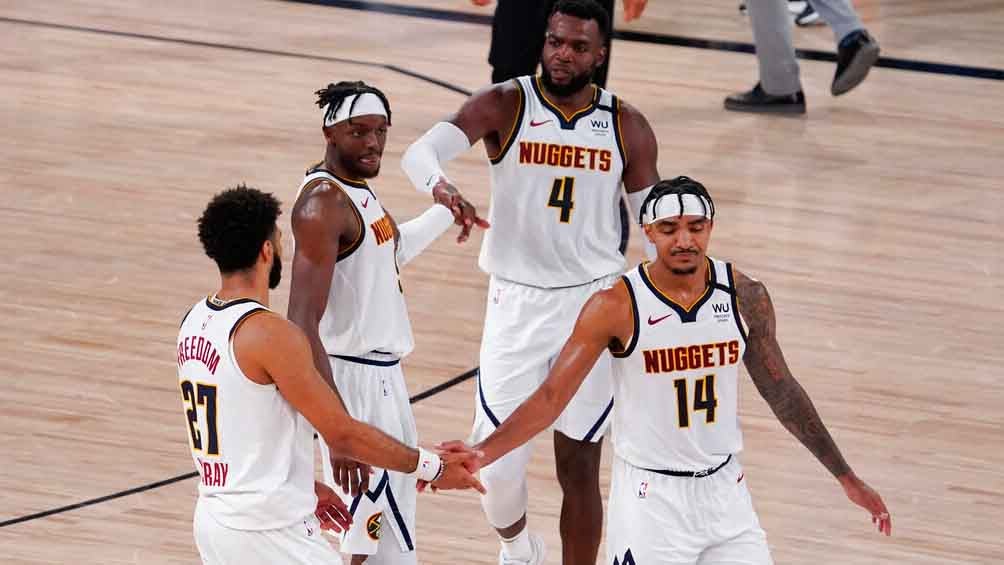 Jugadores de los Nuggets celebran una acción