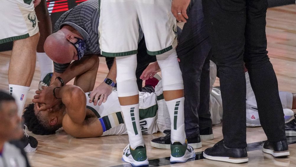 Giannis Antetokounmpo en lamento tras lesionarse