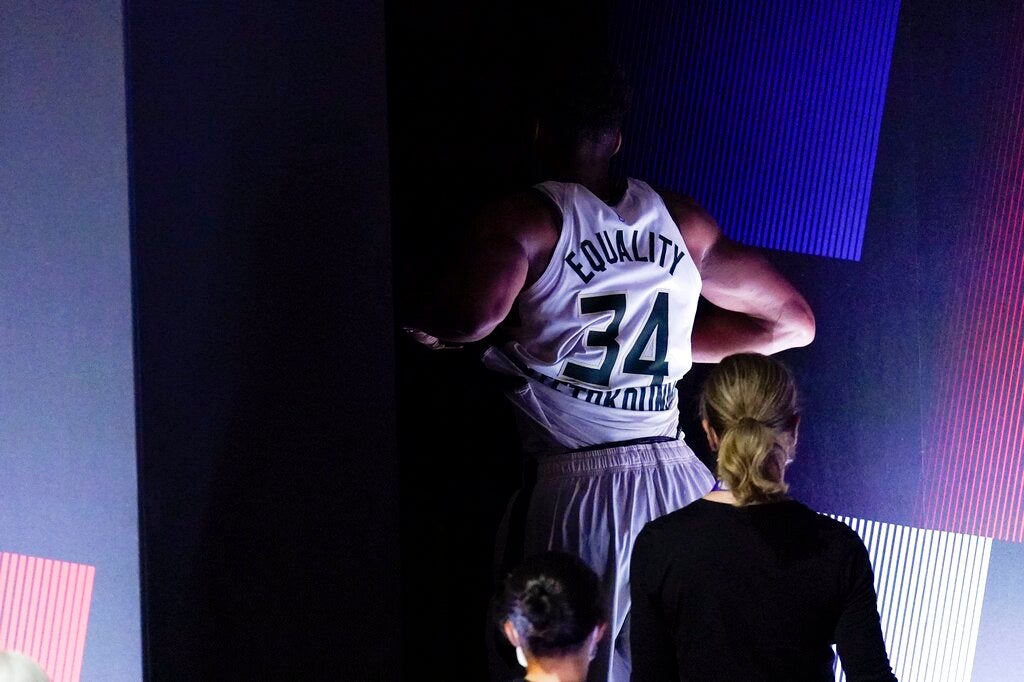 Giannis Antetokounmpo en lamento tras lesionarse