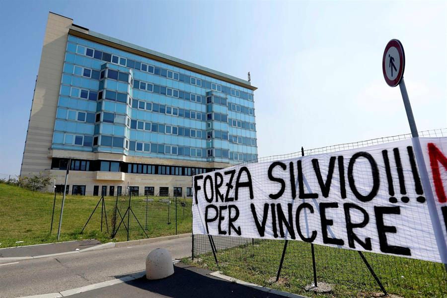 Manta de apoyo para Berlusconi afuera del hospital donde está internado