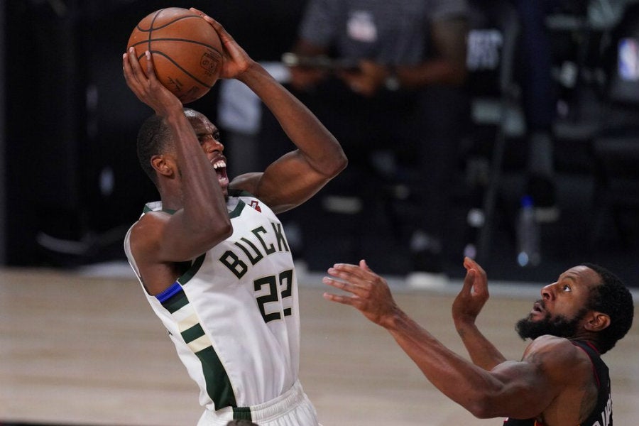 Khris Middleton tomó el liderzgo de los Bucks para ganar el juego