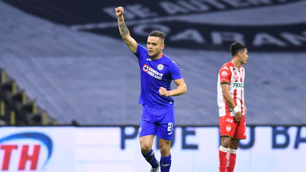 Jonathan Rodríguez durante un partido con Cruz Azul