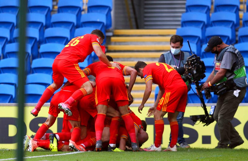 Jugadores galeses celebrando el gol de Neco Williams