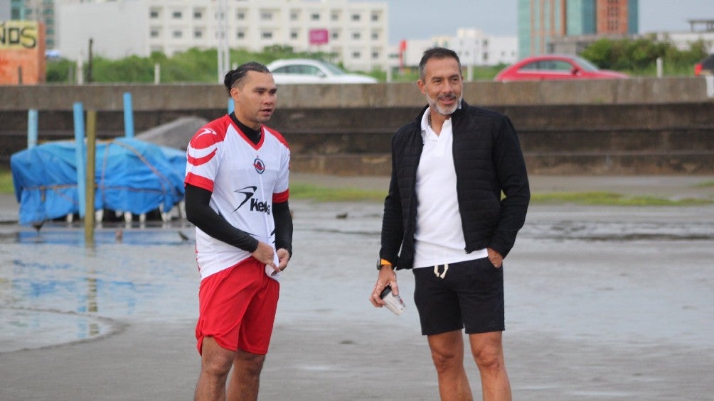 Carlos Peña junto a Gustavo Matosas en su primer entrenamiento