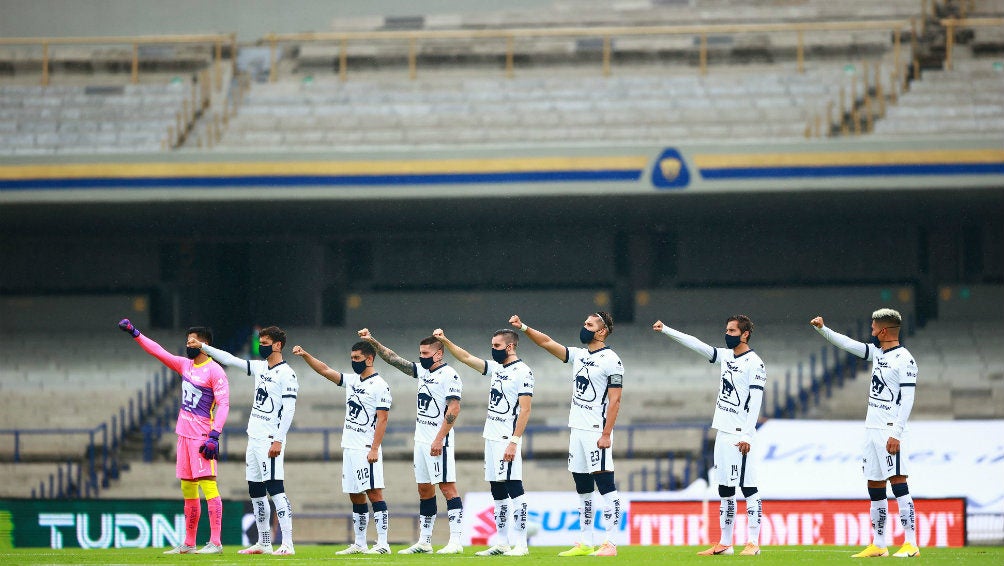 Jugadores de Pumas entonando el himno de la Universidad