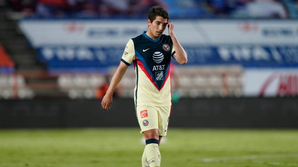 Santiago Cáseres durante un partido con América