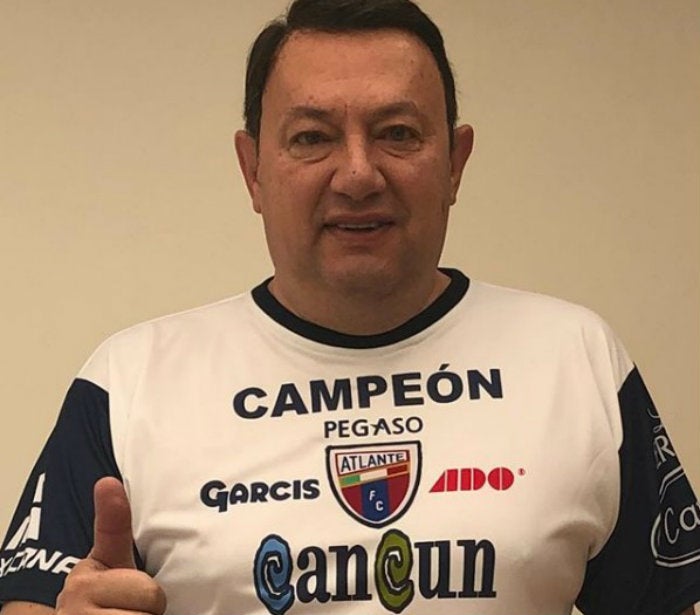 Toño de Valdés con playera del Atlante