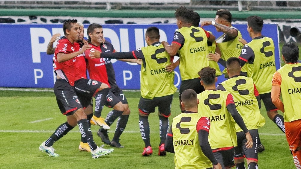 Jugadores del Atlas celebran un gol