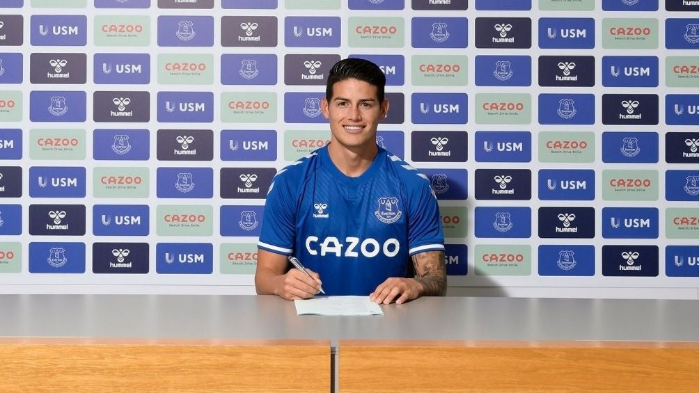 James Rodríguez firmando con Everton