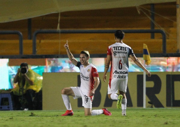 Jesús Angulo en celebración con Chivas