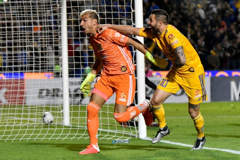 Nahuel Guzmán celebrando un gol con Gignac