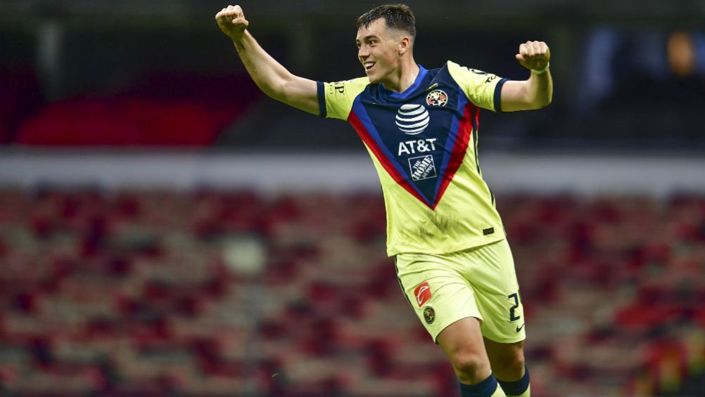 Federico Viñas celebrando un gol con América