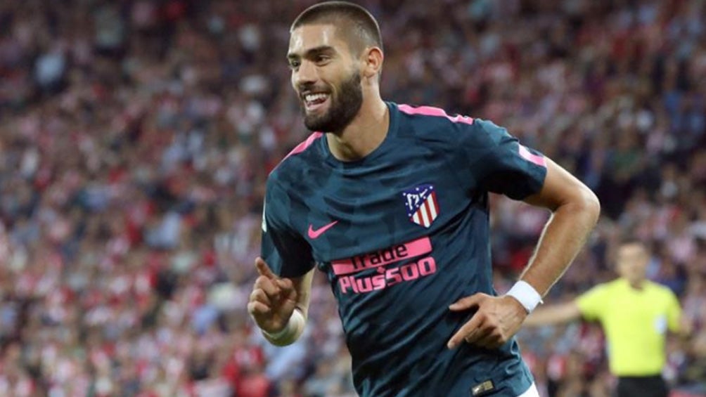 Yannick Carrasco durante un duelo con el Atlético de Madrid 