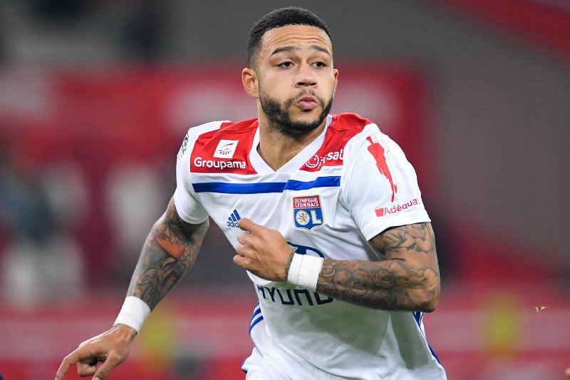 Depay durante un duelo en la Liga de Francia 