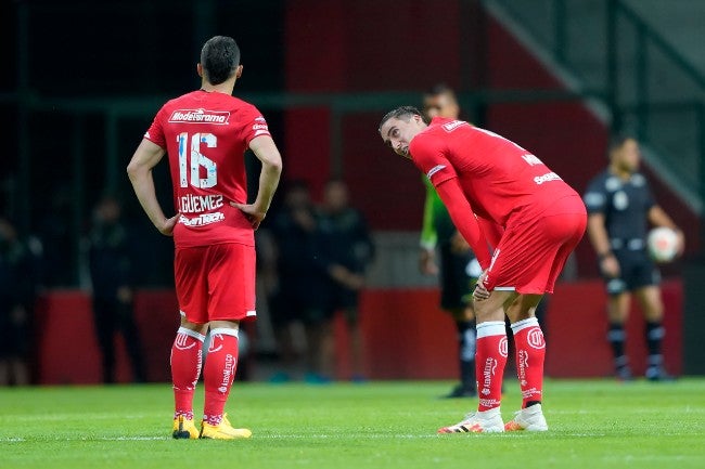 Jugadores de Toluca se lamentan en el campo