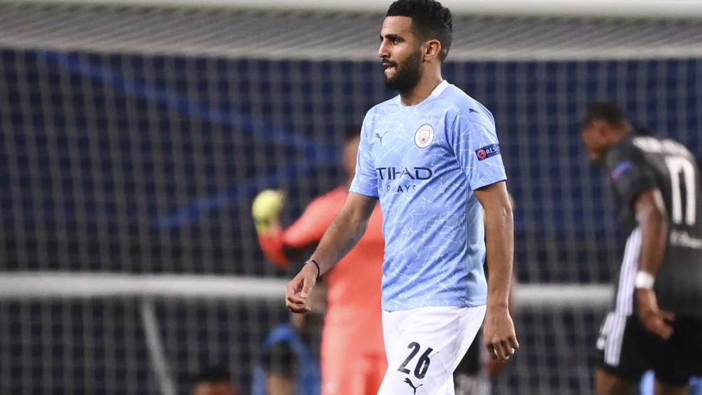 Riyad Mahrez durante un duelo con el Manchester City 