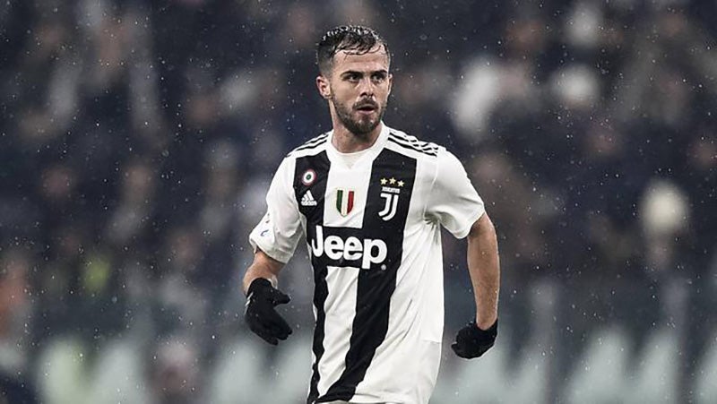 Miralem Pjanic durante un duelo con la Juventus en Serie A 