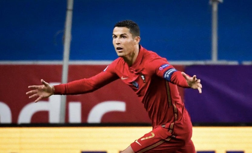 Ronaldo celebrando su gol 100 con Portugal 