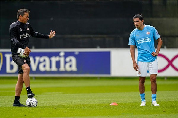 El mexicano durante el entrenamiento de PSV