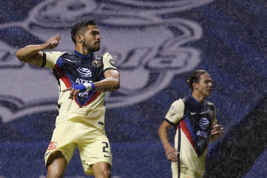 Henry Martín en juego ante Puebla