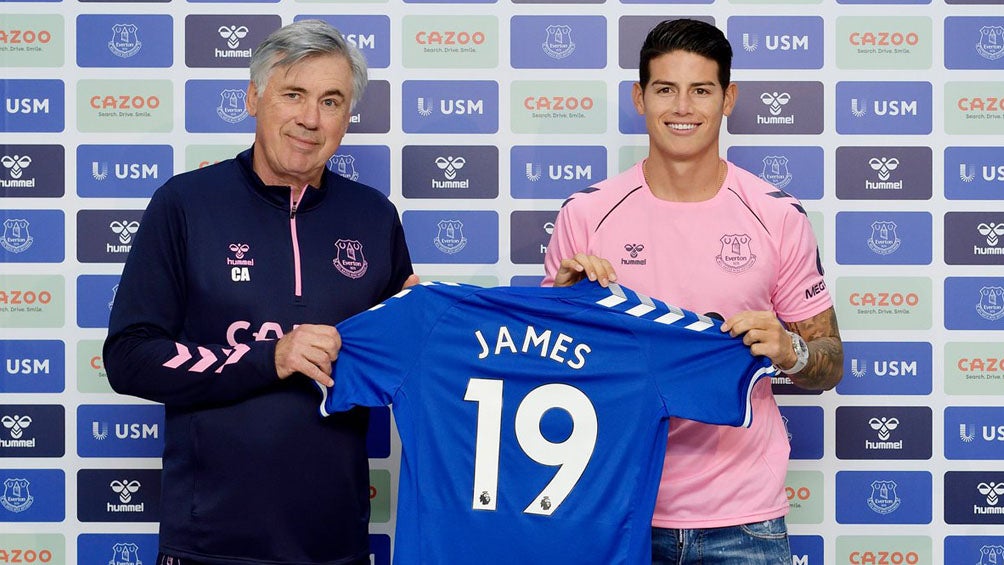 Ancelotti y James posan con la camiseta del colombiano 